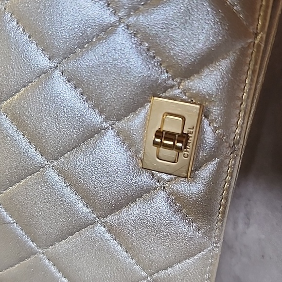 Authentic Chanel wallet - Picture 9 of 17